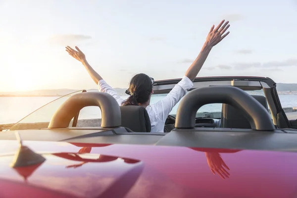 Avkopplande kvinna på stranden i bilen. — Stockfoto