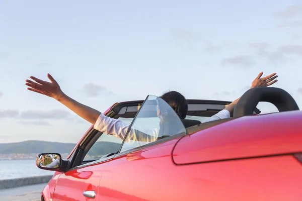 Avkopplande kvinna på stranden i bilen. — Stockfoto