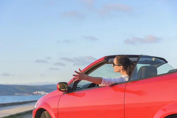 Расслабляющая женщина на пляже в машине . — стоковое фото