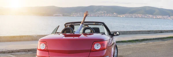 Panoramabild på avkopplande kvinna på stranden i bilen. — Stockfoto