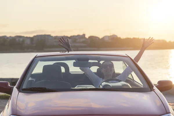 Avkopplande kvinna på stranden i bilen. — Stockfoto