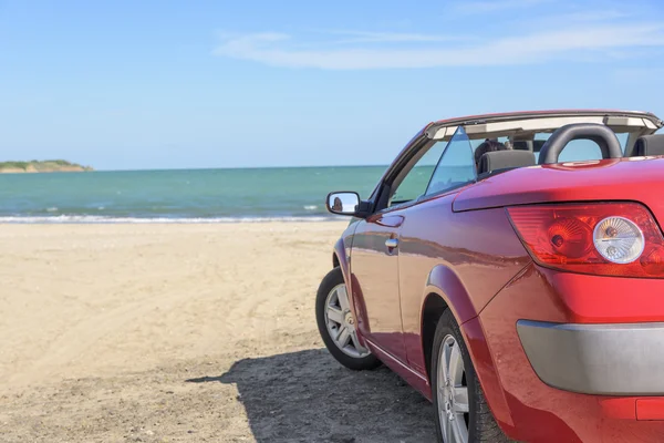 Rotes Auto am Strand. — Stockfoto