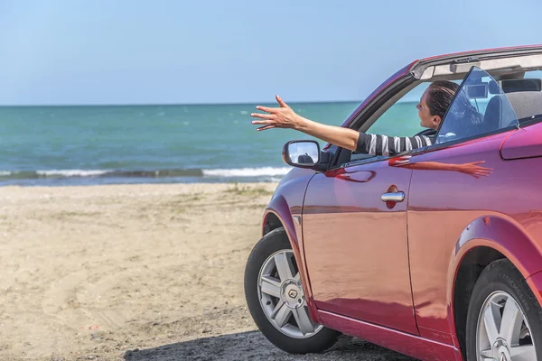 Kumsaldaki kırmızı araba..