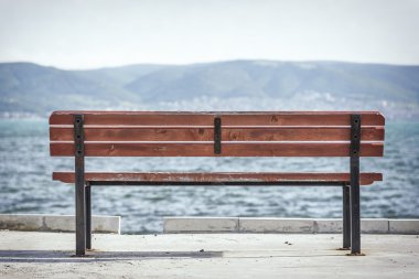 Boş tezgah ve deniz.