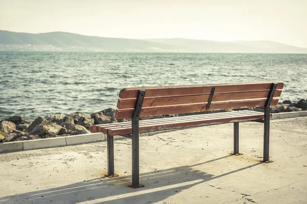 Leere Bank und Meer. — Stockfoto