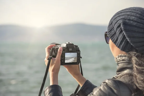 Vrouw schiet op camera. — Stockfoto