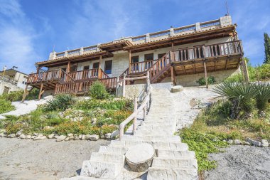 Ev dış cephe taş basamaklar.