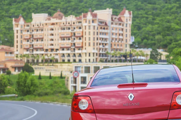 Voiture rouge sur la route — Photo