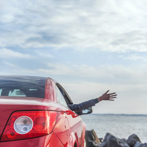 Modernes Auto am Strand. — Stockfoto