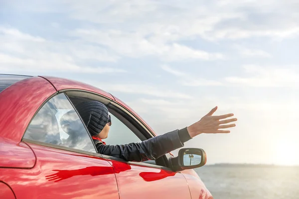 Moderne auto op het strand. — Stockfoto