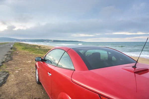 Rotes Auto am Strand. — Stockfoto