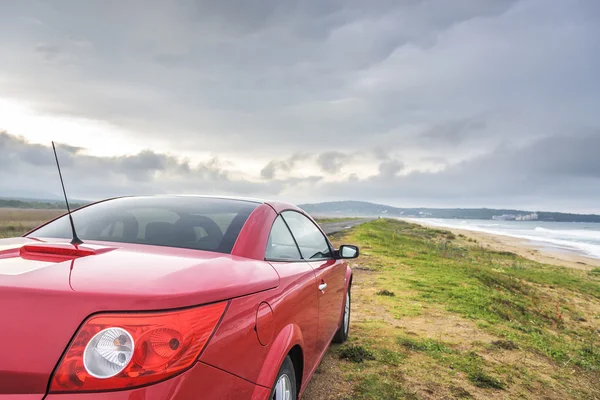 Voiture rouge sur la plage. — Photo