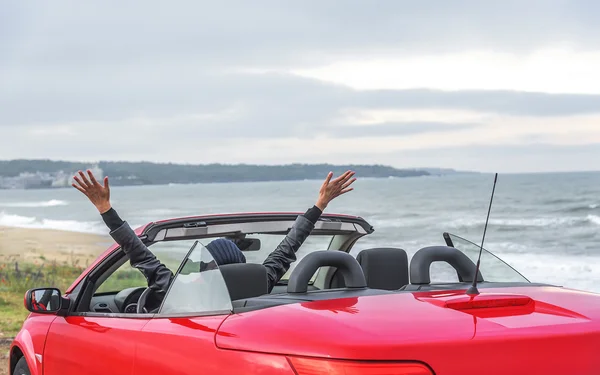 Kvinna på stranden i cabriolet bil. — Stockfoto