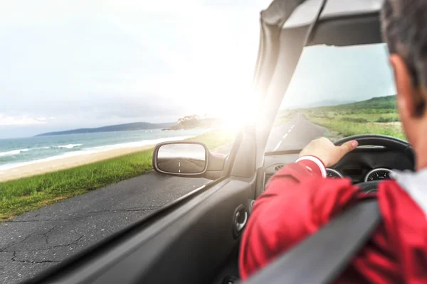 Homem dirigindo um carro conversível . — Fotografia de Stock