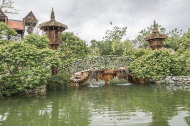 Güzel gölet ve yaya.