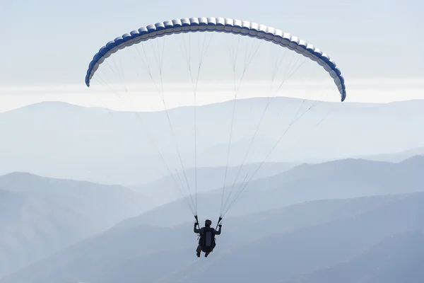 空を飛ぶパラグライダー. — ストック写真