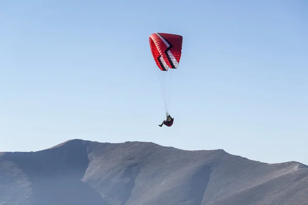 Skärmflygning flyger på himlen. — Stockfoto