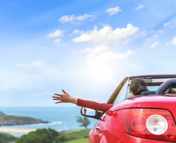 Menina em um carro vermelho conversível . — Fotografia de Stock