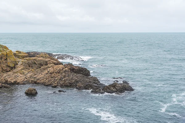 岩だらけの海岸と海の波. — ストック写真