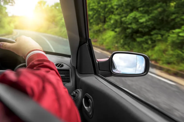 Mãos na roda de um carro . — Fotografia de Stock