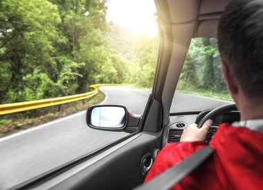 Eller arabanın üstüne.