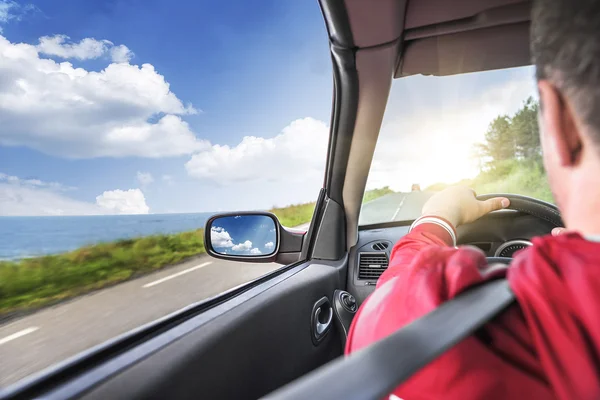 Mains sur le volant d'une voiture . — Photo