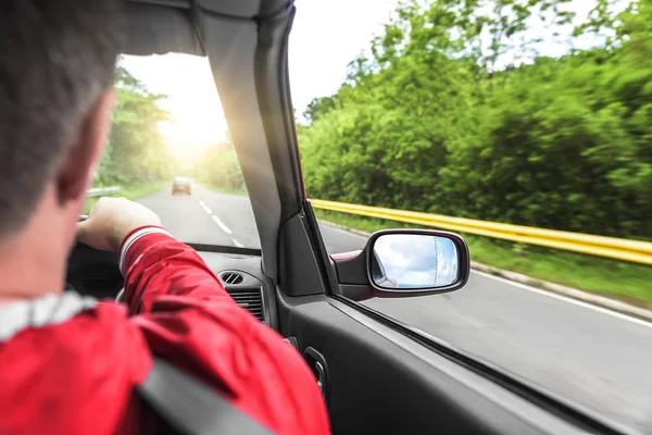 Mains sur le volant d'une voiture . — Photo