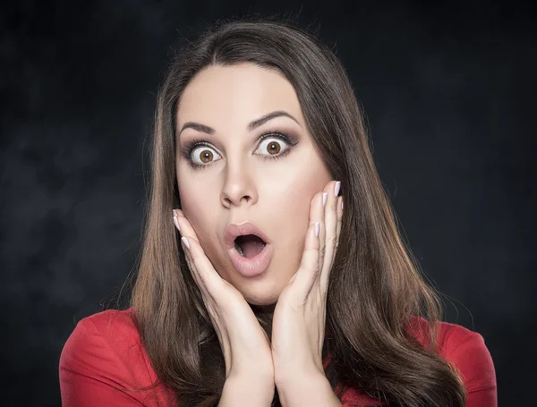 Mujer excitada sobre fondo oscuro . — Foto de Stock