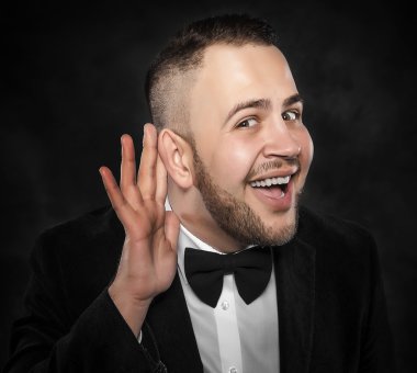 Bir şey Koyu arka plan üzerinde dinleme adam.