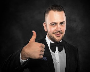 Baş parmağı havada bir iş adamı..