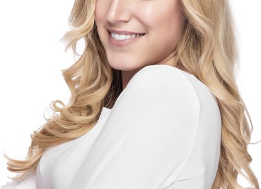 Beyaz izole gülümseyen güzel sarışın kadın.