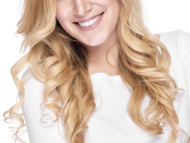 Gülümseyen kadın sarışın portresi.