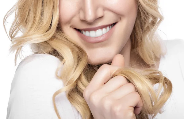 Mujer rubia sonriente sobre fondo blanco . — Foto de Stock