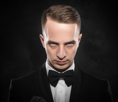 Takım elbise görünümlü çatık içinde zarif genç adam.