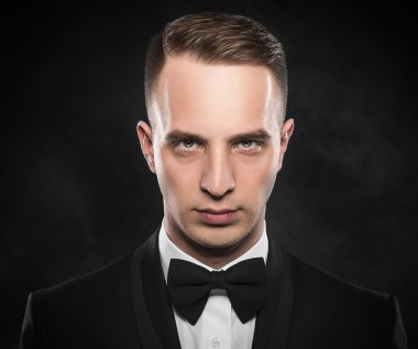 Siyah takım elbiseli genç yakışıklı adam..