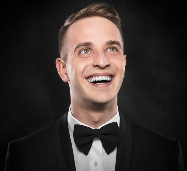 Düşünme veya rüya siyah elbiseli adam.