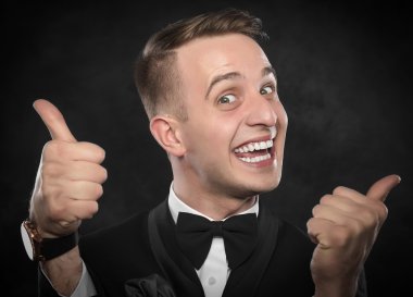 Baş parmağı havada bir iş adamı..