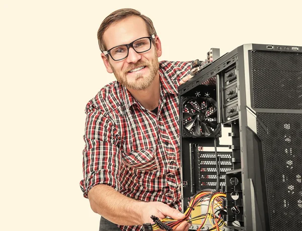 Technicien masculin avec ordinateur . — Photo