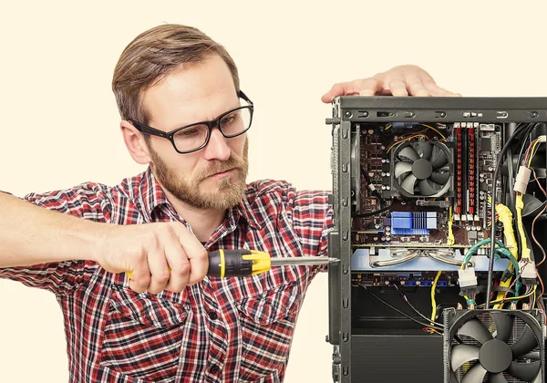 Technicien de réparation assemble l'ordinateur . — Photo