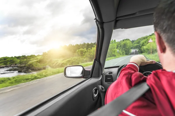 Mains sur le volant d'une voiture . — Photo