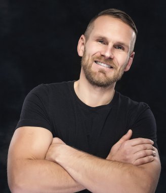 Adam koyu arka plan üzerinde.