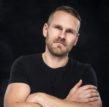 Adam koyu arka plan üzerinde.