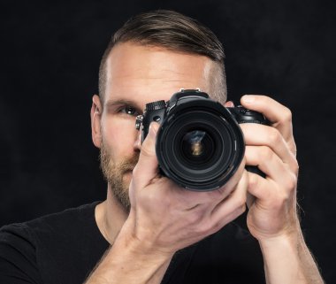 Fotoğrafçı ile fotoğraf makinesi siyah.