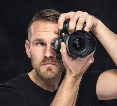 Fotoğrafçı ile fotoğraf makinesi siyah.