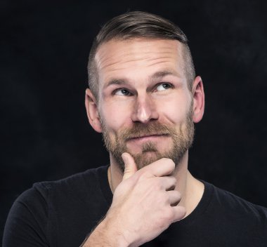 Hoş bir şey hakkında düşünme genç adam.