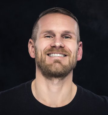 yakışıklı adam kameraya bakan.