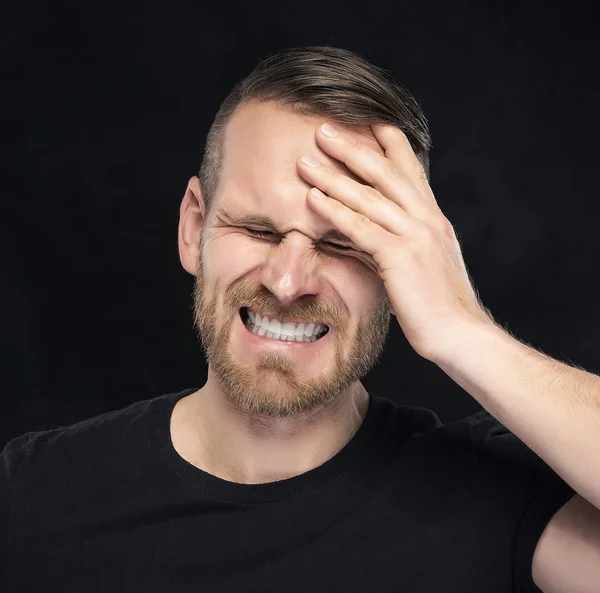 Huvudvärk. Porträtt av en man med ansikte stängd för hand. — Stockfoto