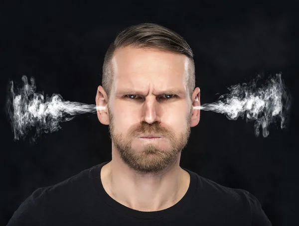 Hombre enojado con humo saliendo de sus oídos . — Foto de Stock