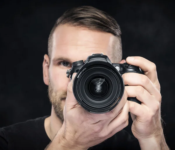 Fotografo con macchina fotografica su nero . — Foto Stock