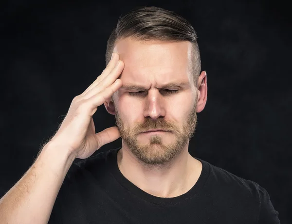 Dolor de cabeza en hombres . — Foto de Stock